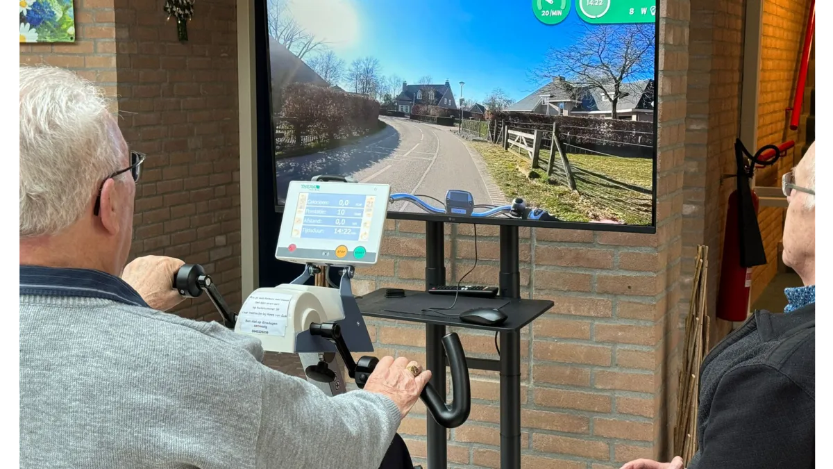 Deelnemer op de virtuele fiets in 't Atrium